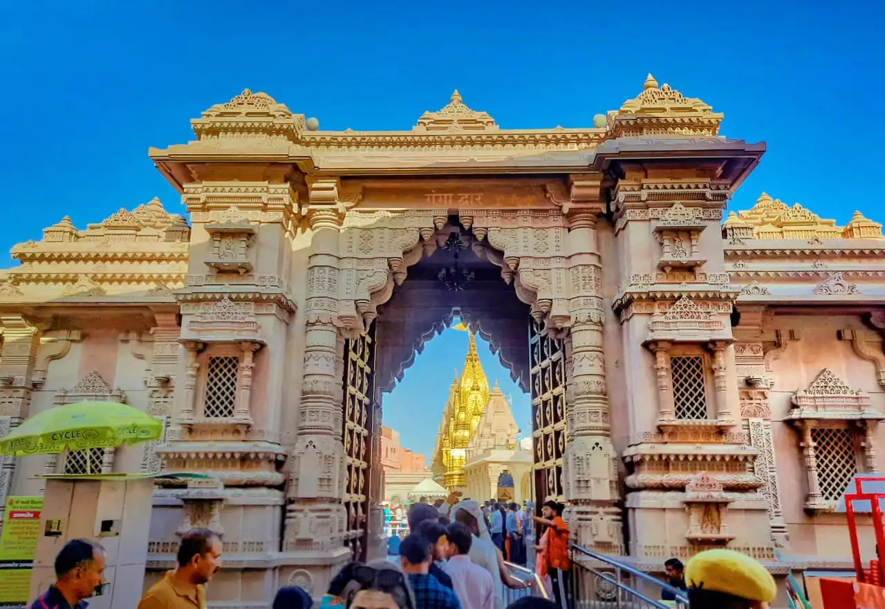 Navigating the Labyrinth: Varanasi Galiyan, Malaiyyo & Mahashivratri